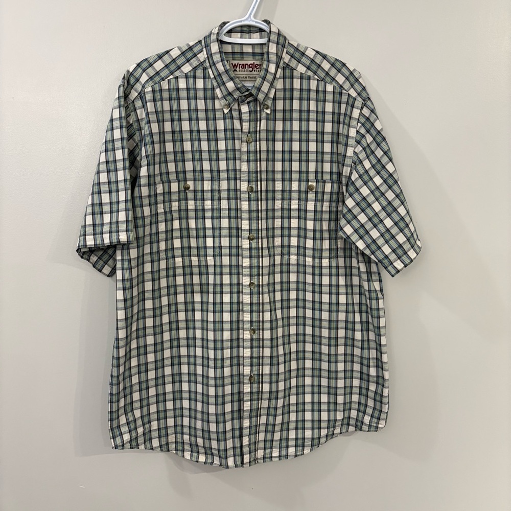 Wrangler button up shirt plaid short sleeves